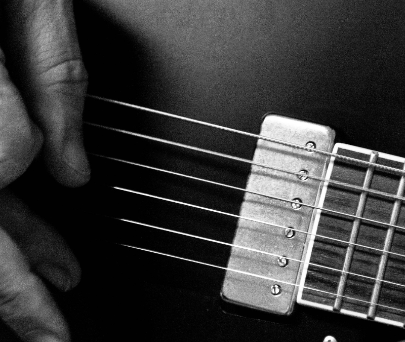 Guitar Strumming Patterns: Mastering Rhythm Guitar